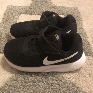 Toddler/boys Nike tennis shoes